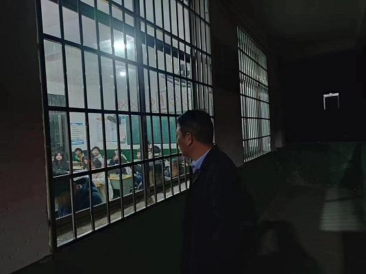 临武县教育局：突击夜访夜查 就地纾困解难