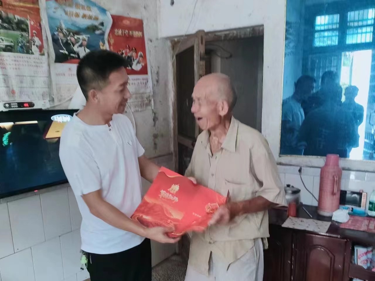 花塘乡：“八一”走访叙深情