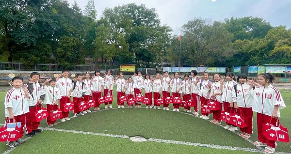 东山小学：农村娃圆了“校服梦”