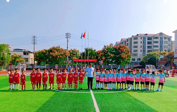 临武县六完小：绿茵场上赛英姿