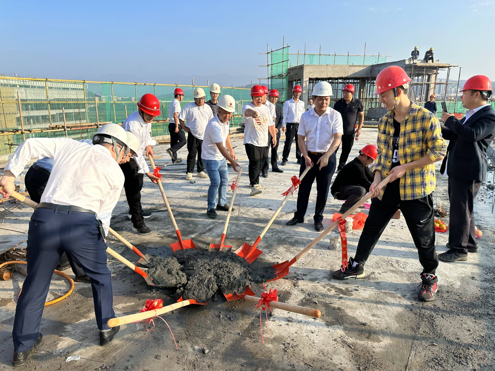 打好“发展六仗”｜临武县舜康商业综合体项目主体结构封顶