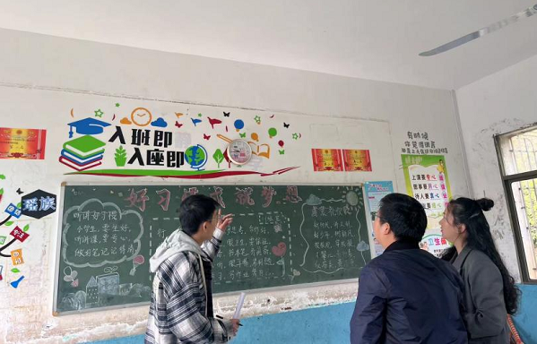 西瑶小学：教室装饰评比浓厚校园文化氛围