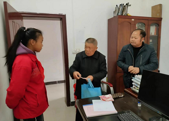 临武县二完小：向善好少年   千金还失主