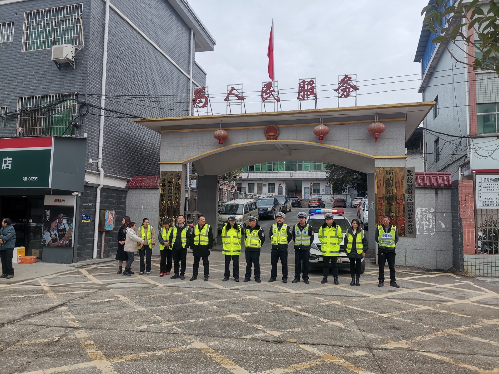 镇南乡：全力守好岁末年初道路交通“安全关”
