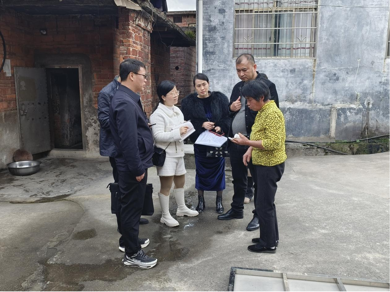县人大常委会调研组到南强镇调研医疗保障工作