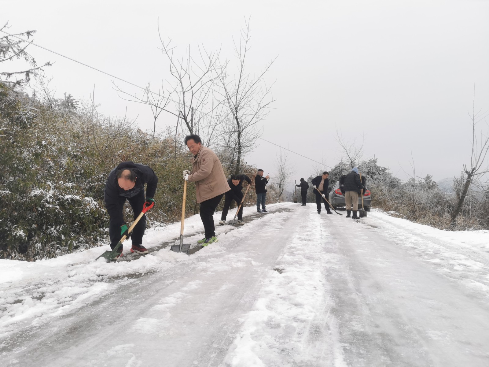 镇南乡：铲冰除雪不停歇