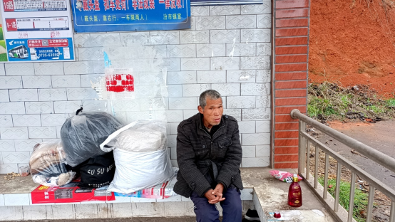 临武县民政局：送流浪人员回家过年