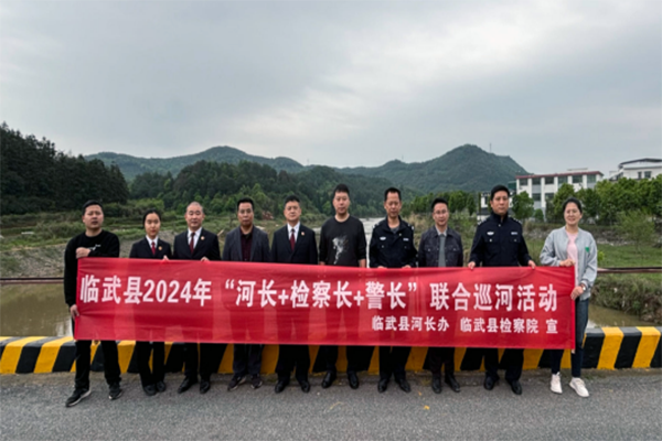 部门联动巡河 共护河湖安全
