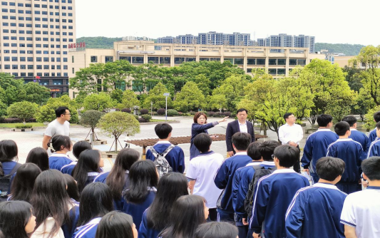 临武职中组织“3+2”贯通培养班师生到郴州高职院观摩学习