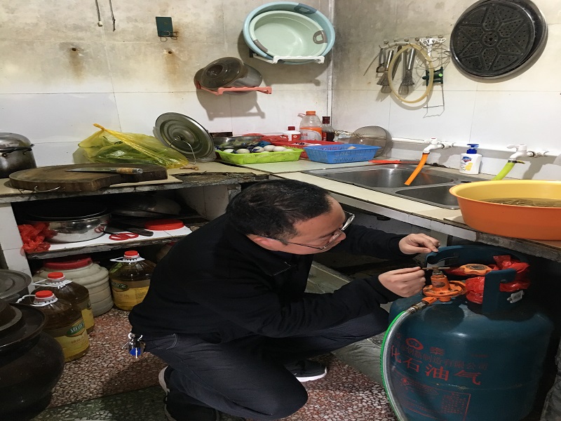 镇南乡：把好“燃气关” 拧紧“安全阀”