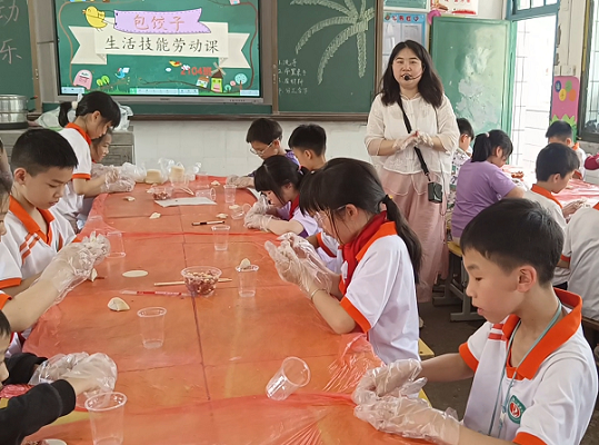 临武县一完小：“丰衣足食”育美德