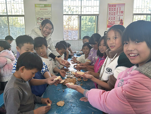 临武县土地小学：食堂小实践  感恩大教育