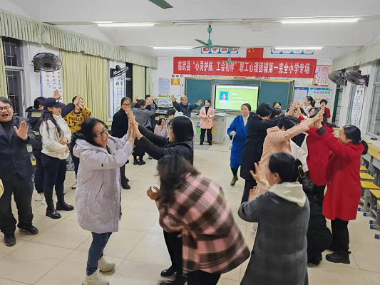 临武县一完小：为自己“颁奖”  护师心健康