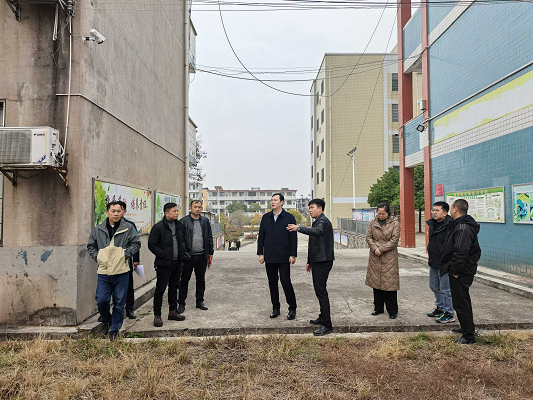 余亚军到南强镇初级中学调研