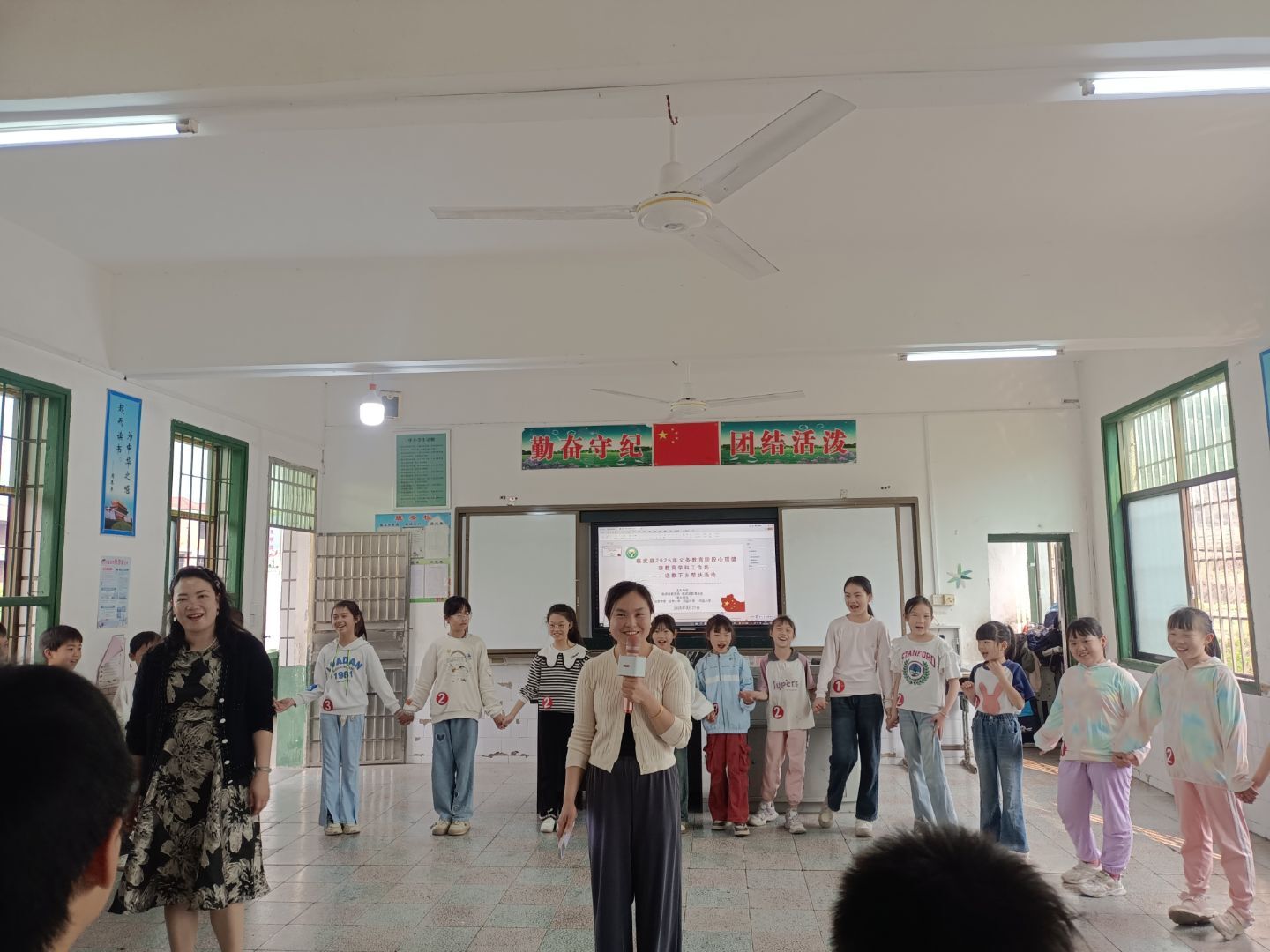 汾市小学：三月春风暖 送教之花开
