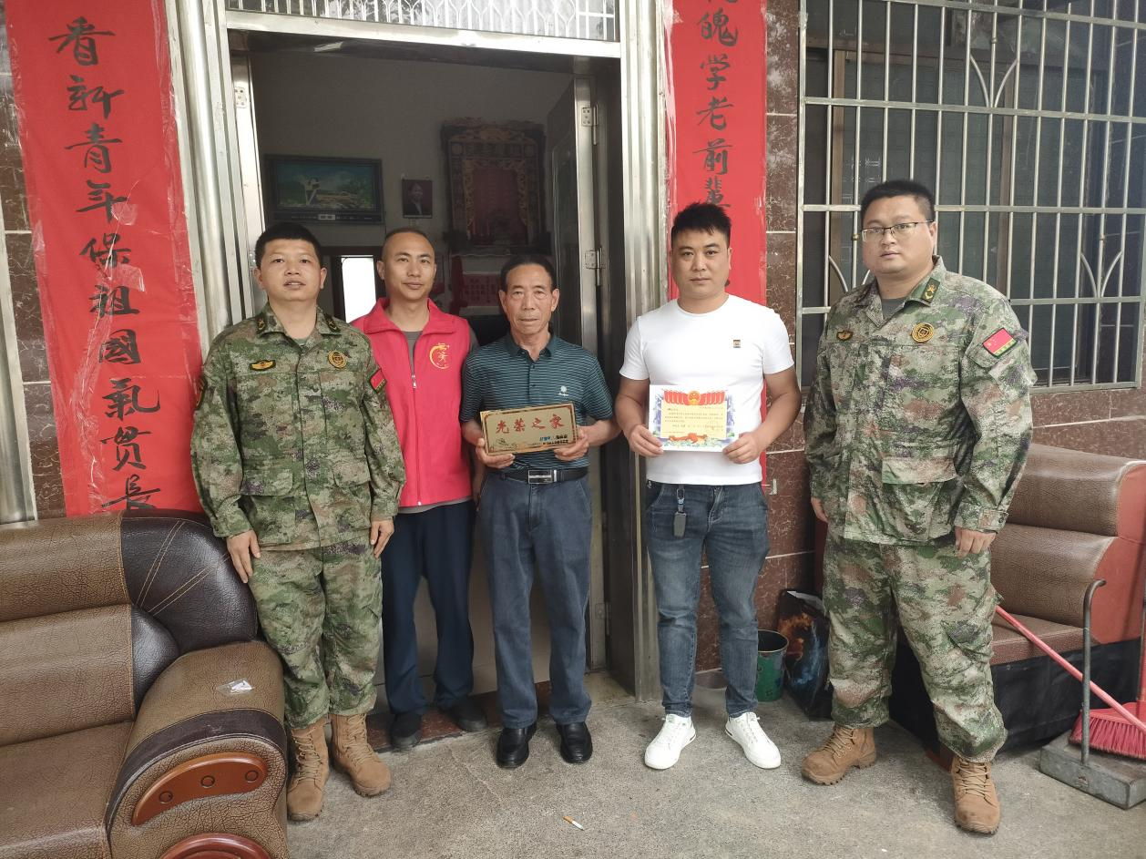 麦市镇：为新兵家庭送《入伍通知书》和荣誉牌