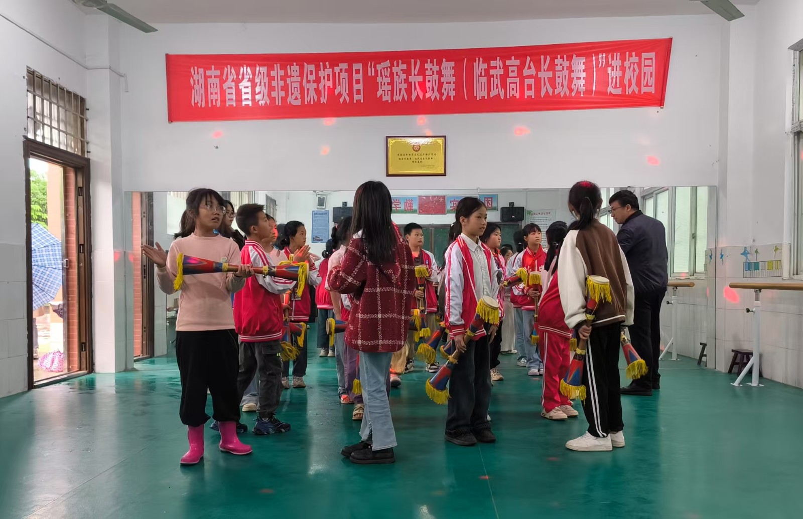 西瑶乡：“高台长鼓舞”进校园