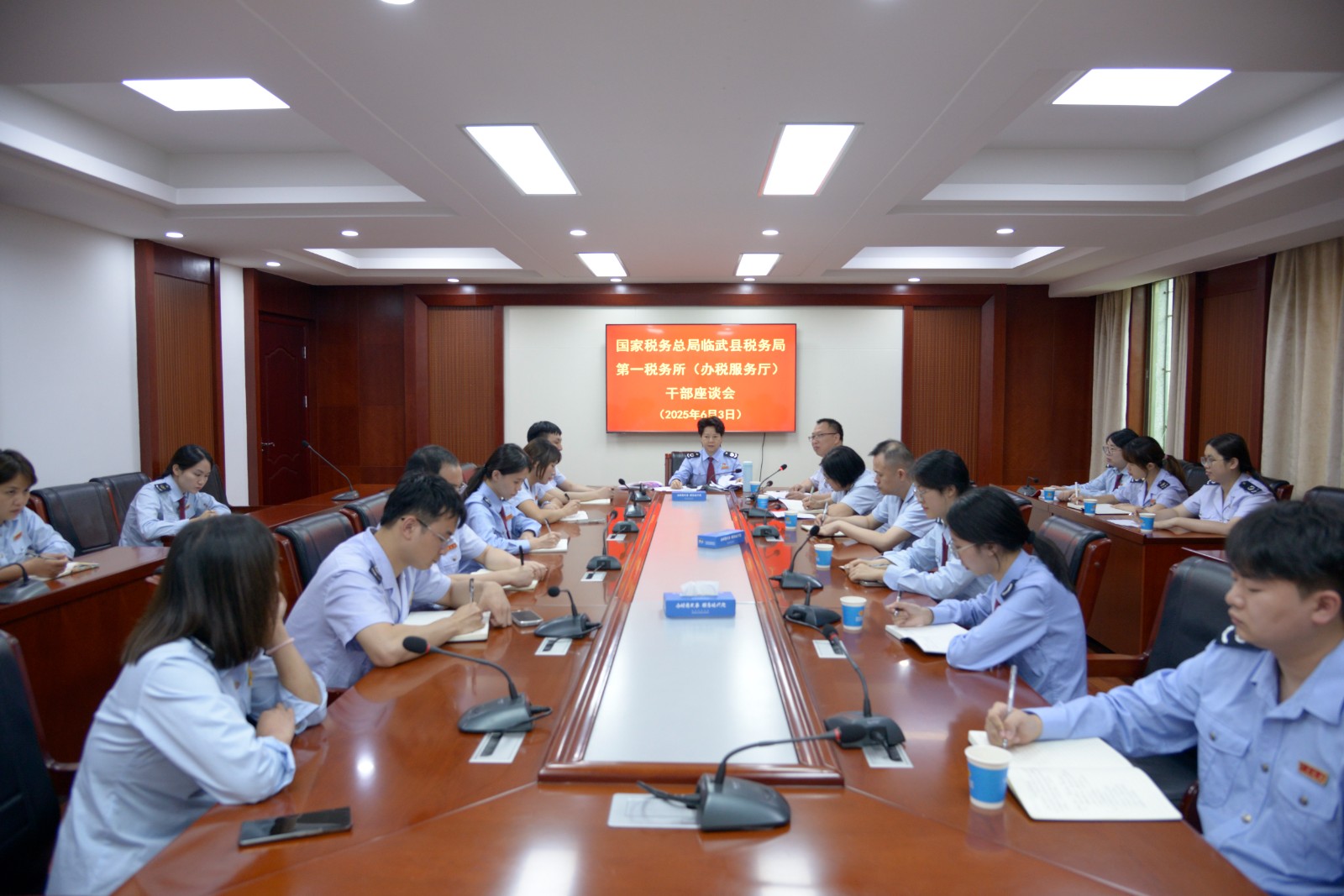 临武县税务局召开办税服务厅干部座谈会