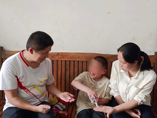 用爱托起“不同的成长”