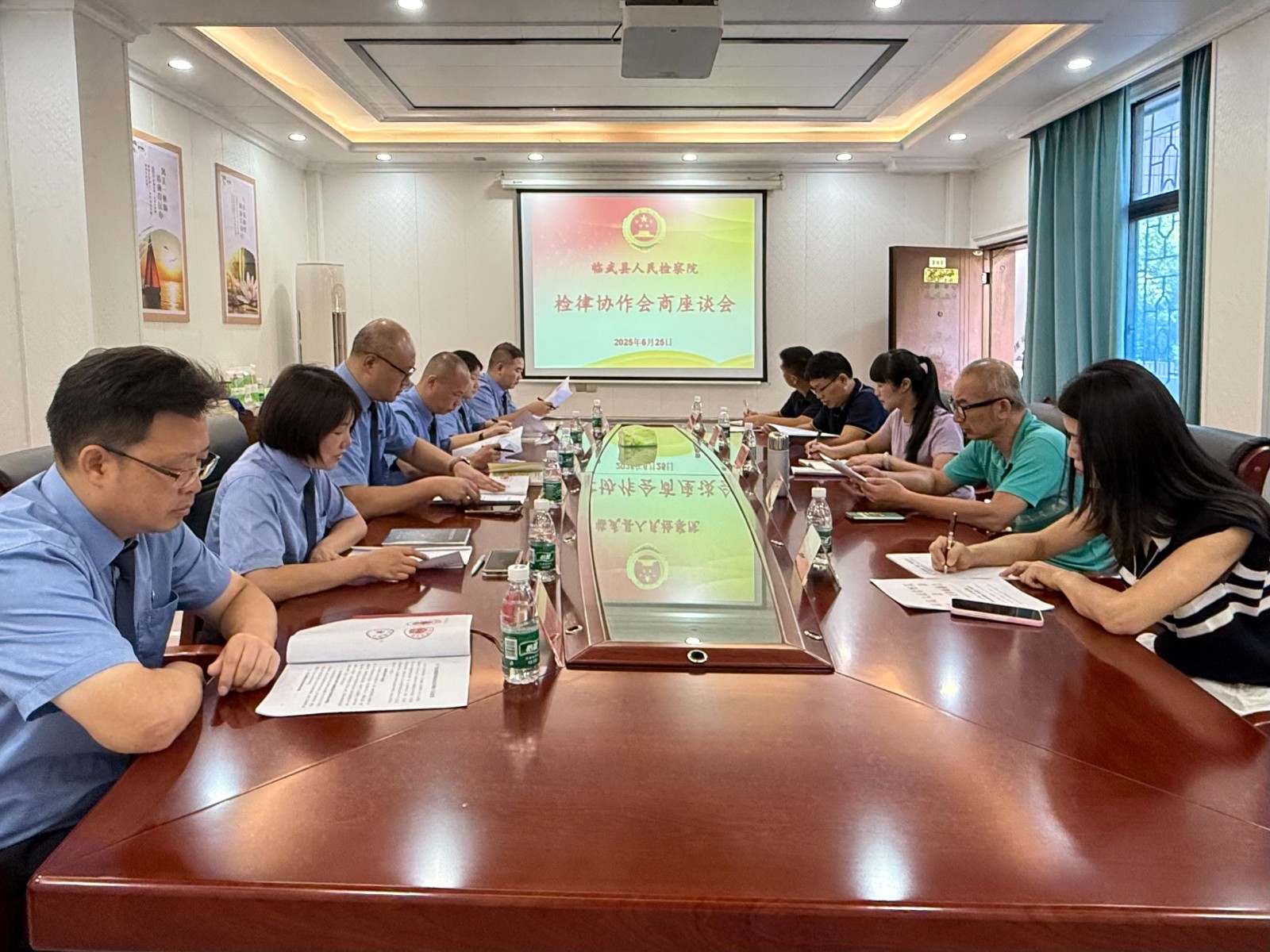 临武县人民检察院召开检律协作会商座谈会