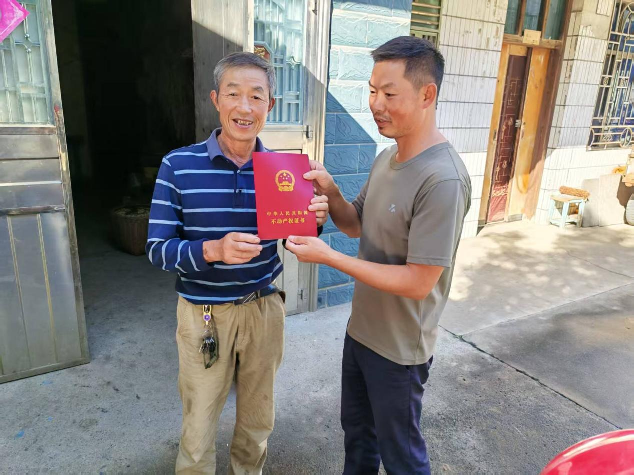 送证上门暖民心 便民服务零距离