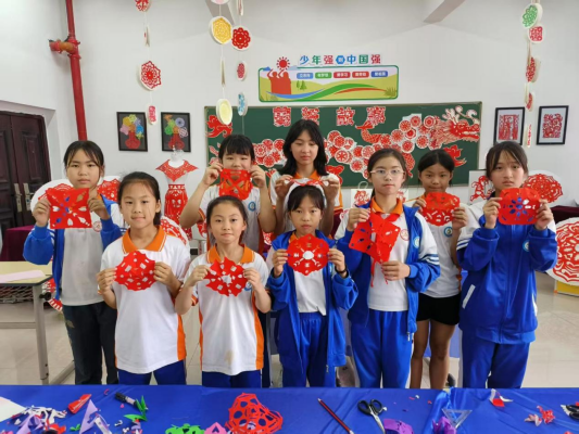 临武县八完小:指尖“非遗” 别具“剪”心