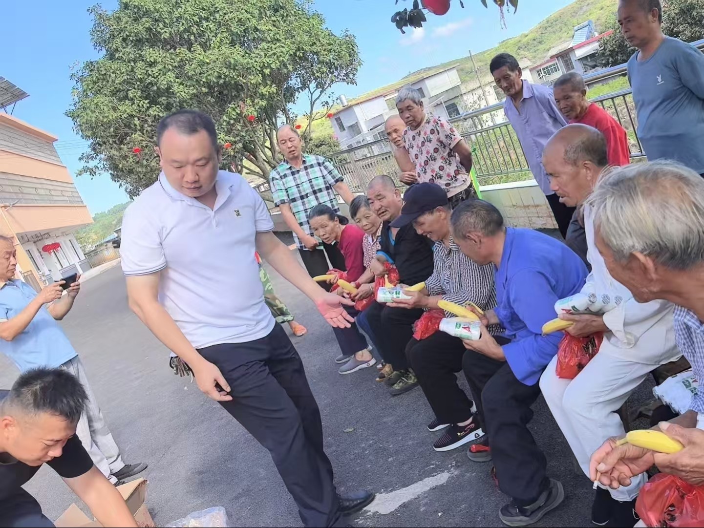 楚江镇：中秋送关怀 温情不“放假”