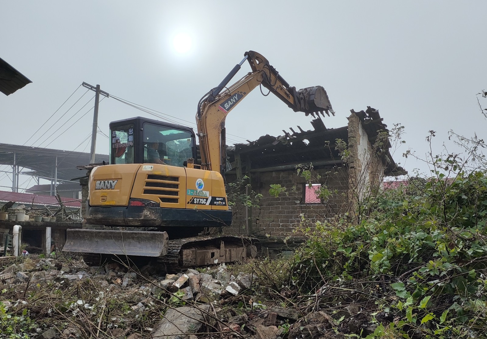 水东镇：拆危清障美村庄