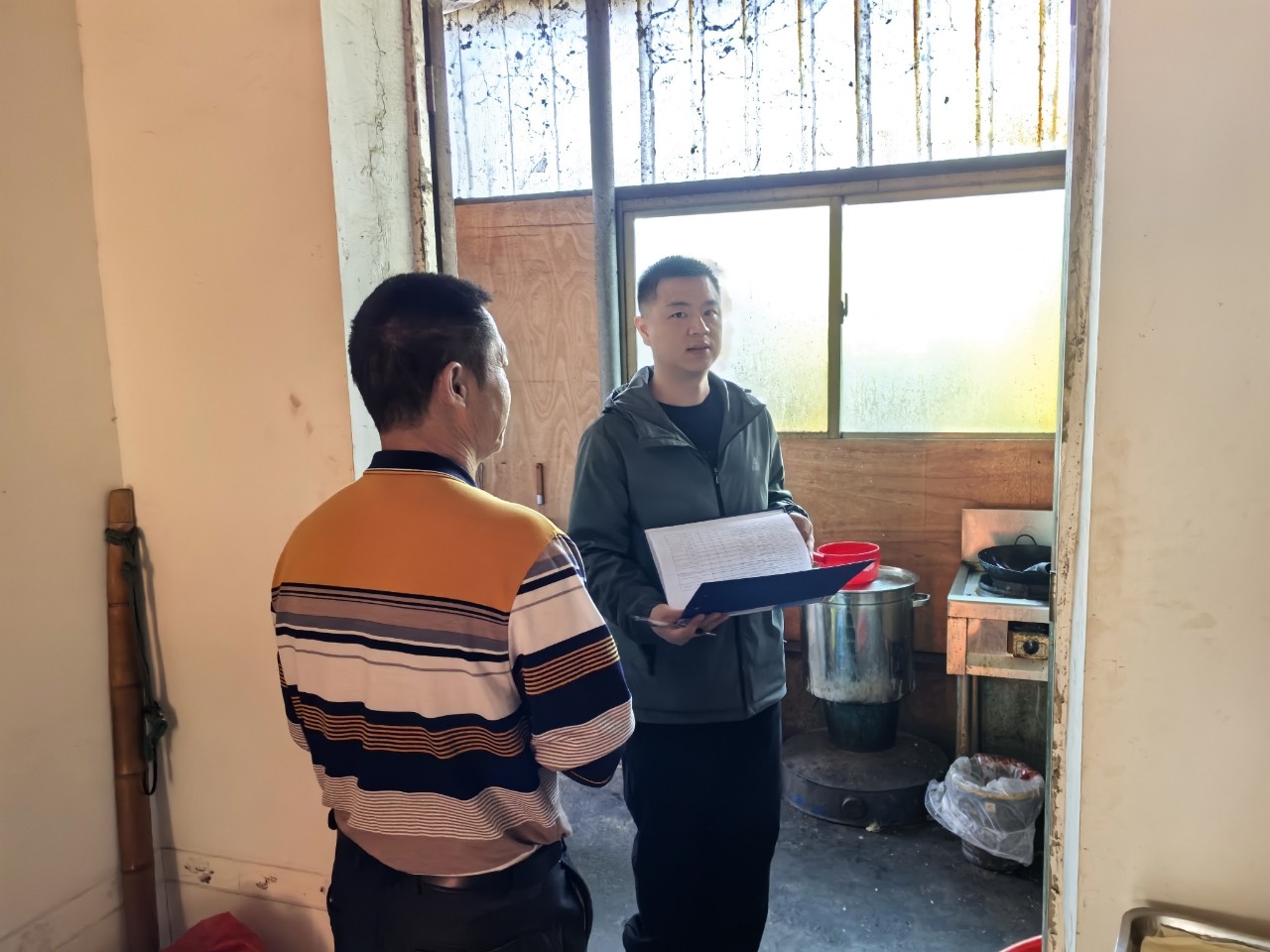 楚江镇：餐饮行业专项检查守“舌尖上的安全”