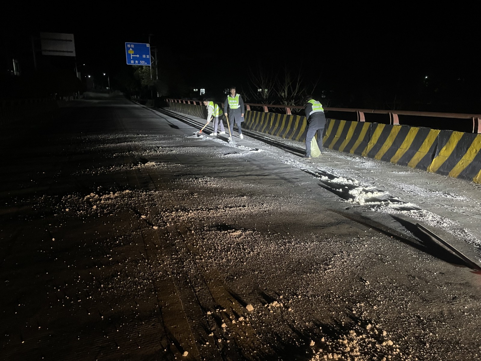战风雪 保民生｜水东镇：“除冰防滑”护雨雪天道路安全