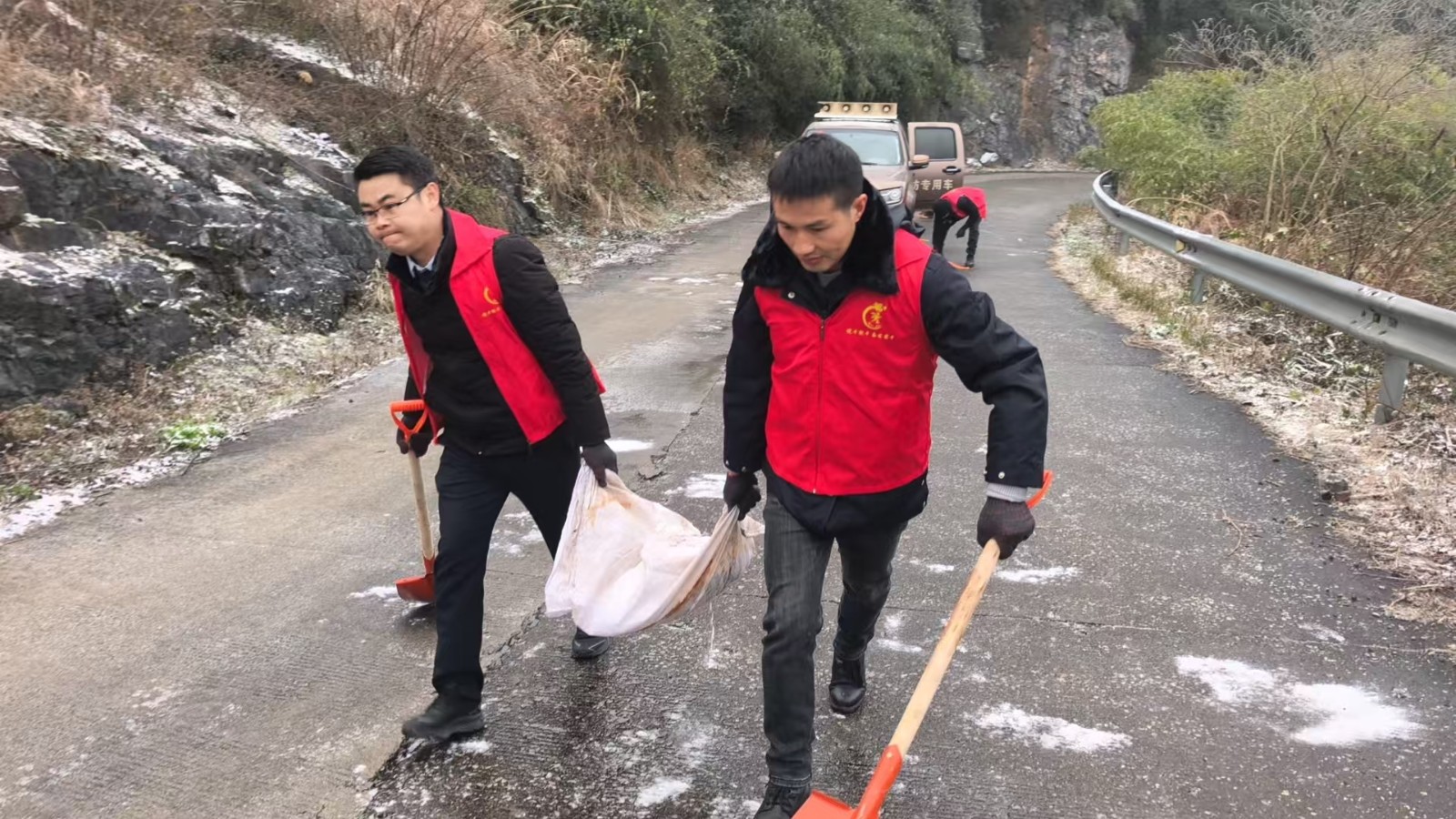 战风雪 保民生｜麦市镇：迎雪而上保畅通