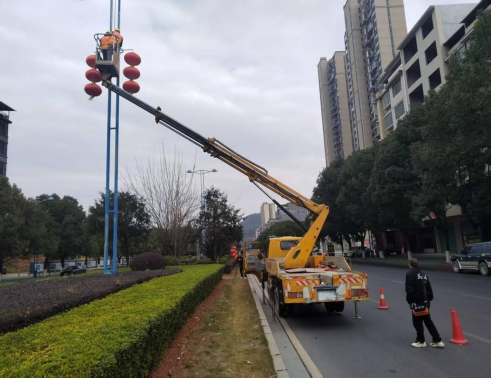 新春走基层｜悬挂新春灯笼织就县城“红装”