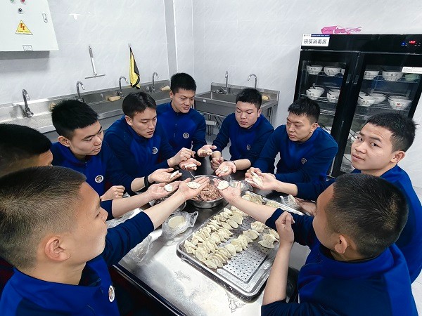 临武消防：饺香里的平安味 硬汉手中的团圆情