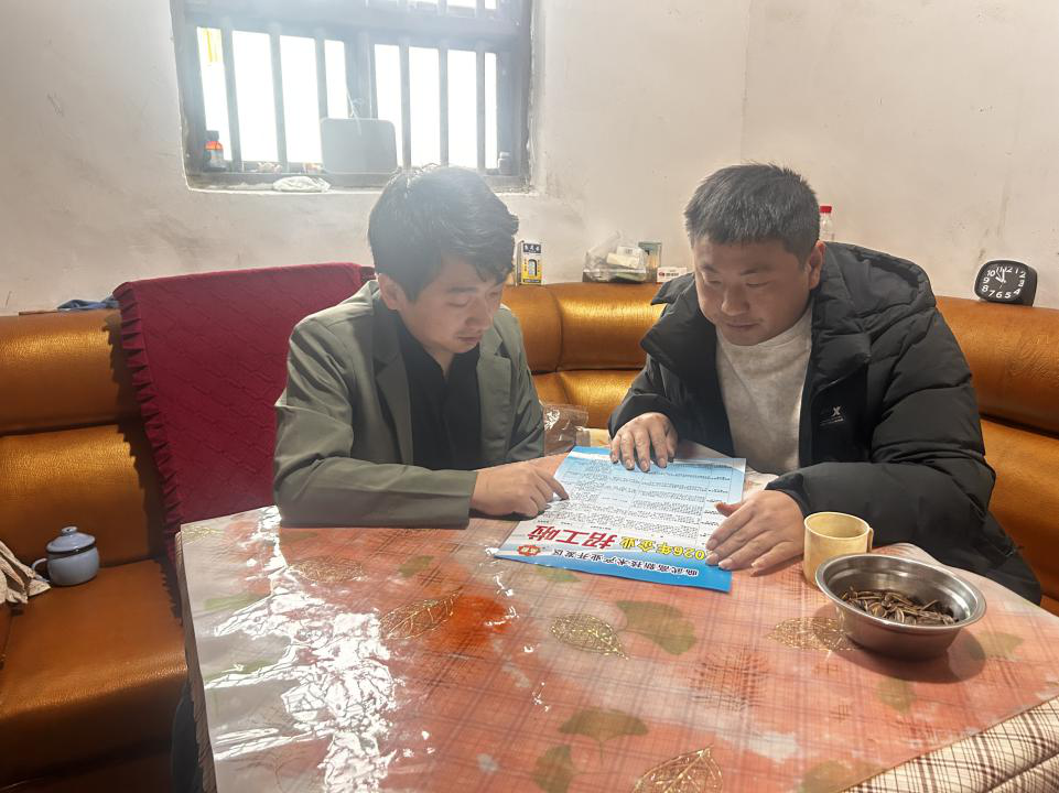 纪检干部入户话就业 “监督+服务”让爱不缺席