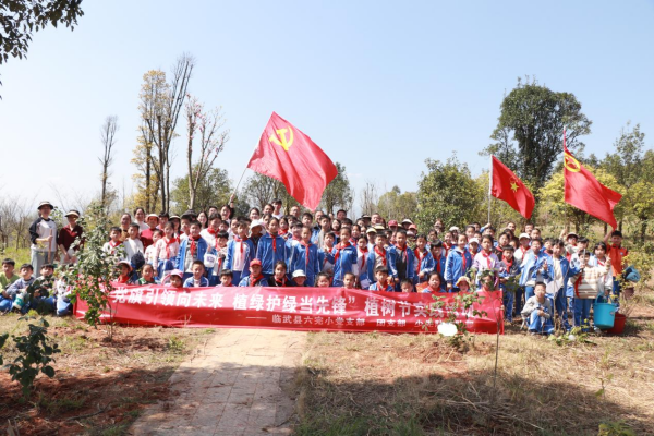 临武县六完小：党旗引领向未来  植绿护绿当先锋