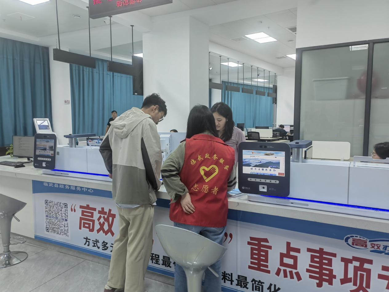 临武县政务服务中心：帮办代办再优化 高效服务暖民心