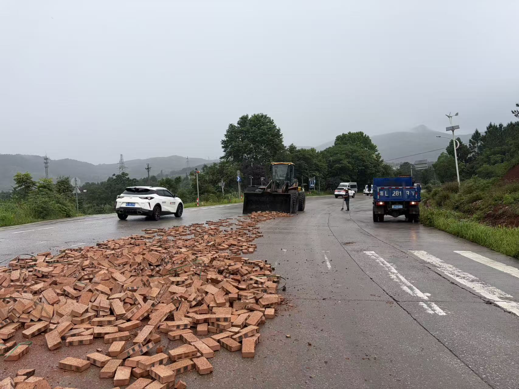 花塘乡：冒雨清障保畅安
