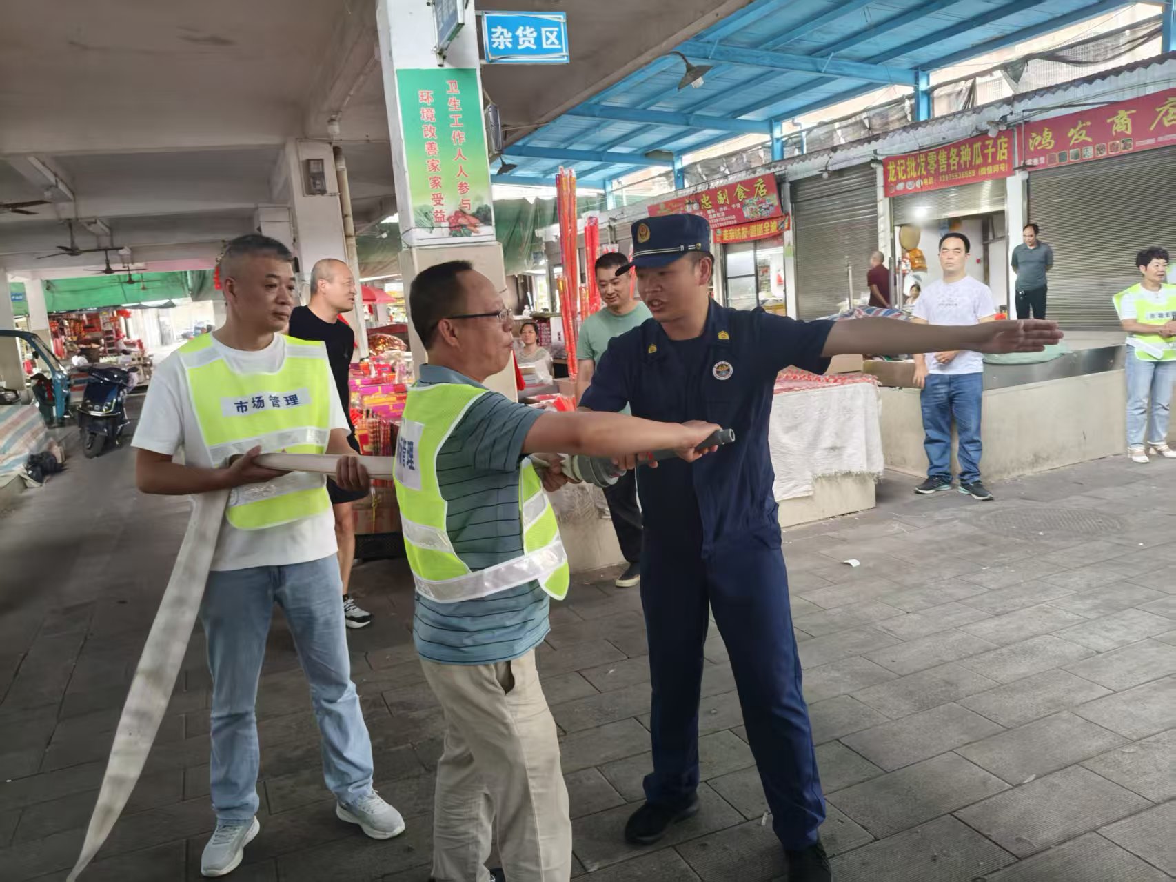 临武县市场服务中心开展农贸市场消防应急演练