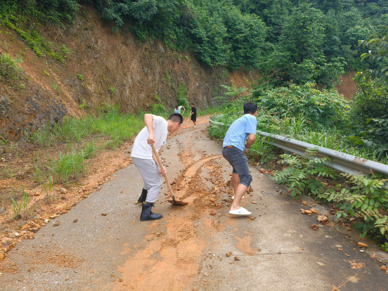 西瑶乡：及时清障保道路通行安全