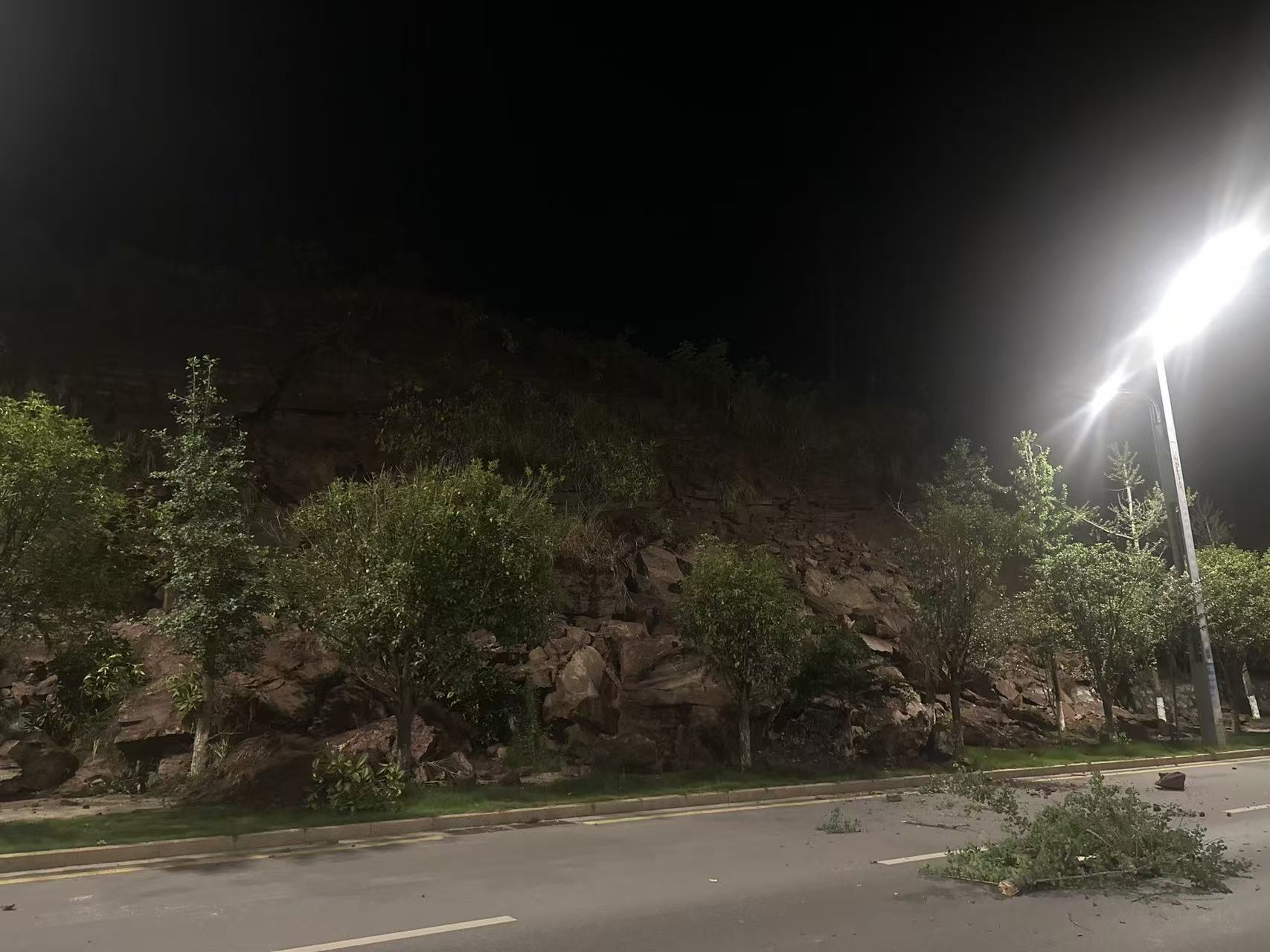 武水镇快速处置一起山体滑坡险情