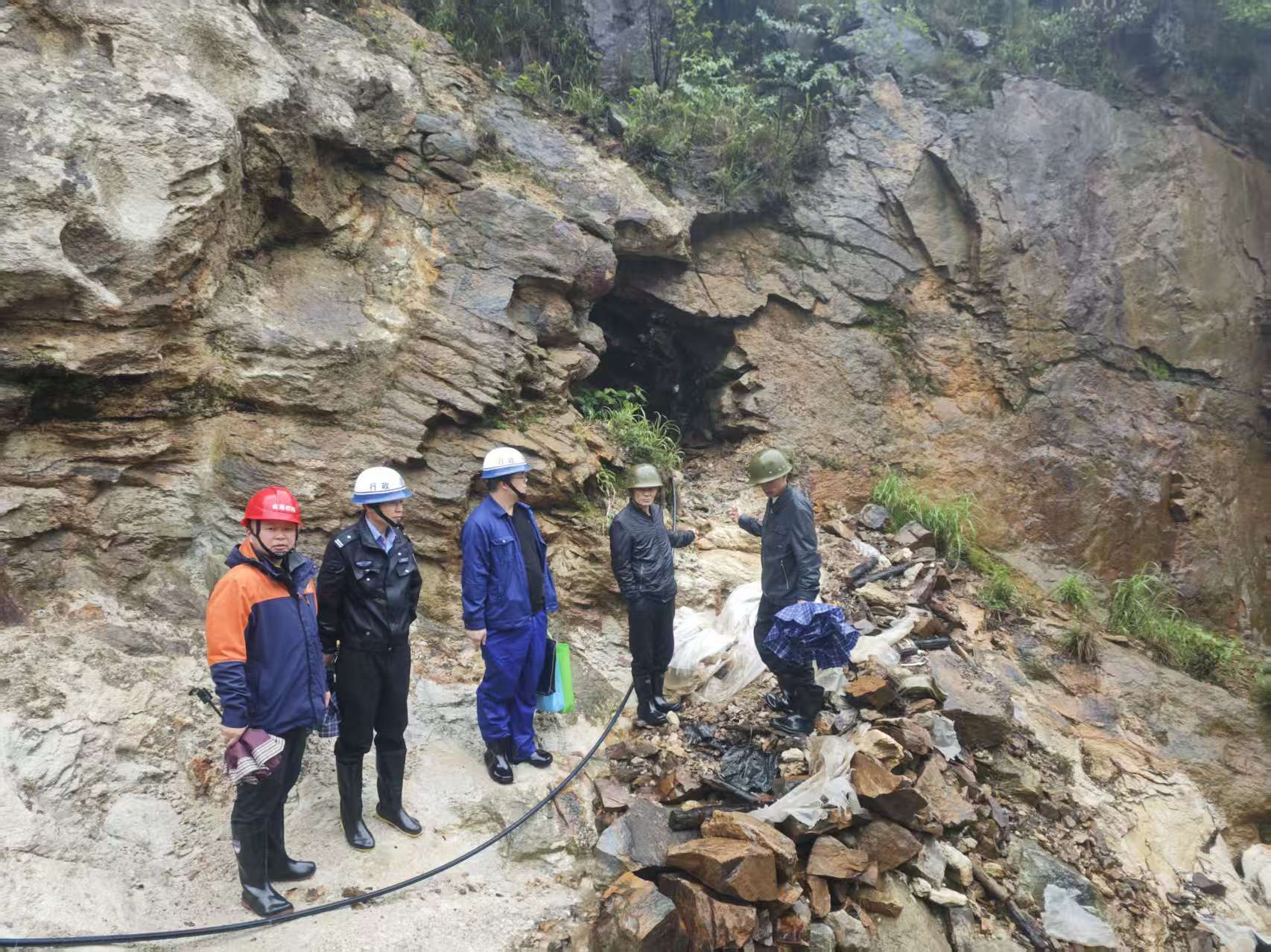 零容忍！临武县多部门联动端掉一非法采矿窝点