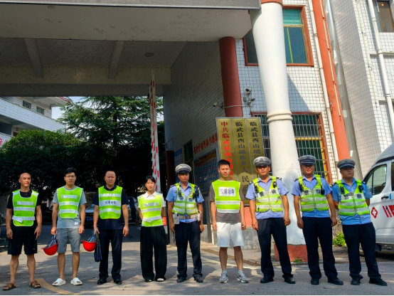 西瑶乡：赶集日里护平安 联合整治除隐患