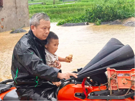 西瑶乡：风雨中，68户91人全部安全转移