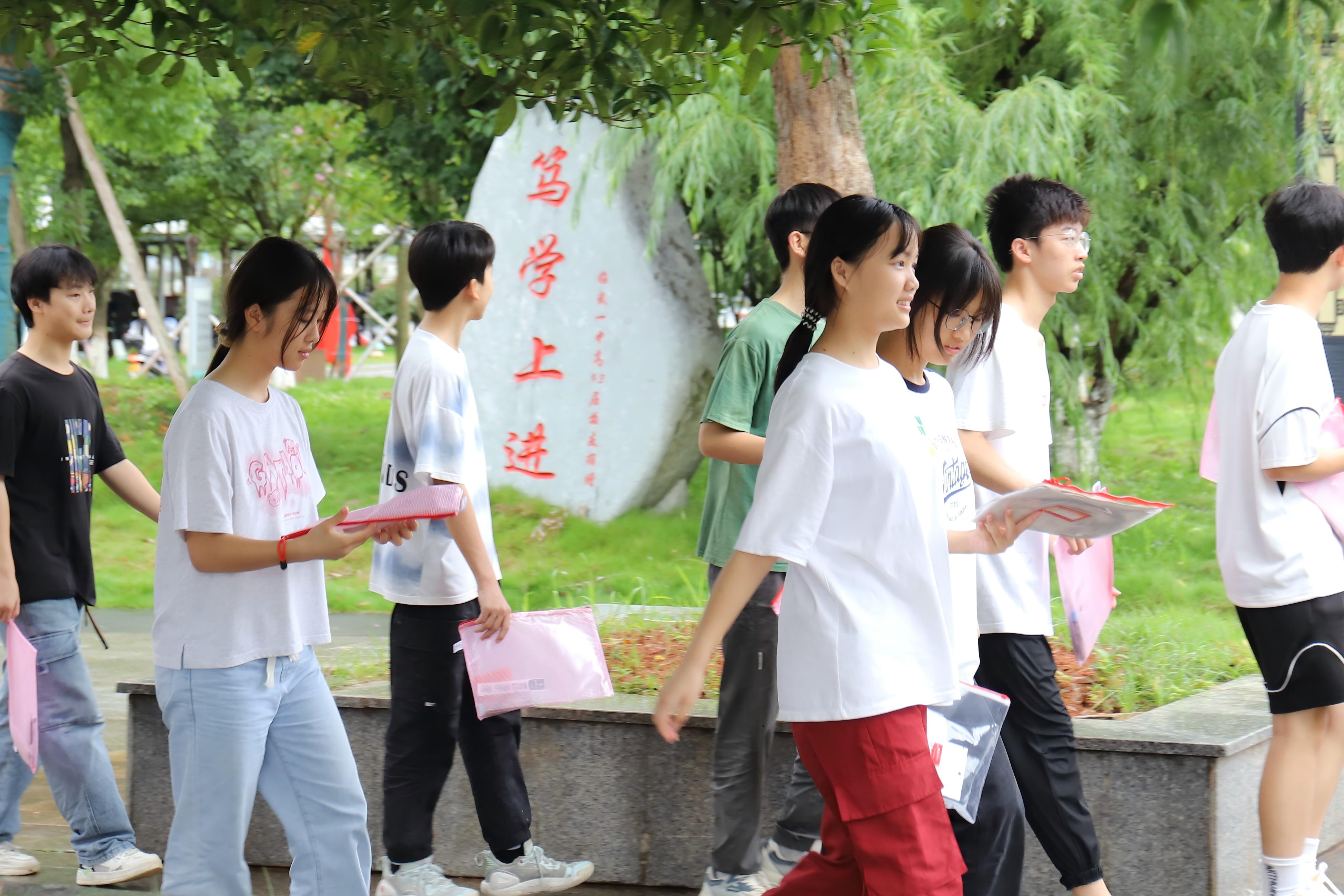 【新湖南】执笔挥墨书华章！临武：冲刺中考，同学们加油！